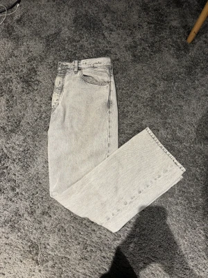 Hope rush - Hope rush jeans ”bleach grey”. Endast använda 2 gånger. Uppsydda ca 2cm.  Kan skickas mot fraktkostnad. 
