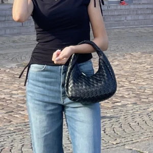 Sötaste väskan!  - Sötaste väskam! Liten men väldigt rymlig! I skick som ny! Köptes på sommaren! Flätad väska 