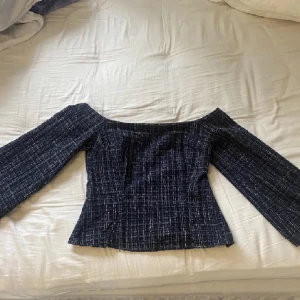 zara fest topp - säljer denna populära zara tröjan som inte längre finns kvar på zara, använd 1 gång och köpt för 400kr💓