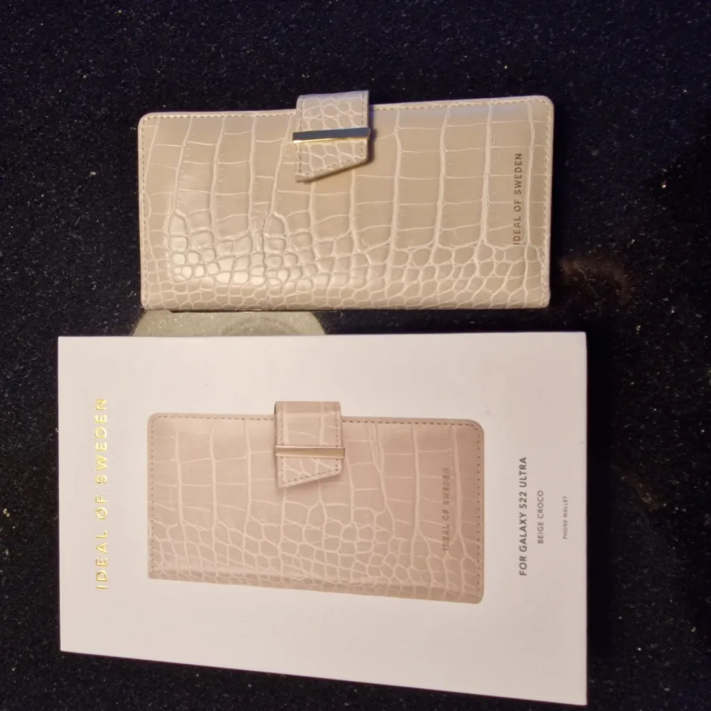 Idesl of Sweden beige croco plånboksfodral plus svart skal till Samsung galaxy S22 Ultra. Helt ny i box.. Övrigt.