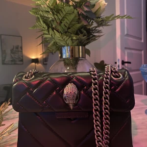 Kurt Geiger väska - Säljer min Kurt geiger väska. Inte använd något alls. Säljer pågrund av att ja inte använder den. Ny pris är 2 800 men säljer för 2000