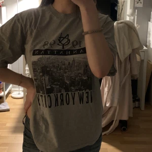 Oversized T-shirt  - T-shirt med new tork tryck. Inga tecken på användning. Säljer pga har för många t-shirts 😇