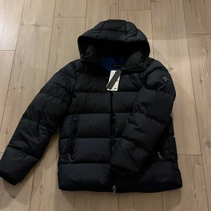 J Lindberg jacka  - Helt ny J Lindberg vinterjacka i färgen navy blue. Prislapp och tags sitter kvar. Jackan är aldrig använd ute endast testad. Nypris 5000, mitt pris 3399. Pris kan diskuteras, MVH Simon 