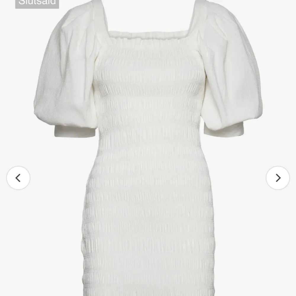 Söker denna vita klänning som är slutsåld! Alla storlekar 34, 36, 38 kan vara intressant! Hör gärna av dig om du har en!😊. Klänningar.