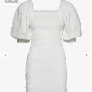 Söker denna vita klänning som är slutsåld! Alla storlekar 34, 36, 38 kan vara intressant! Hör gärna av dig om du har en!😊