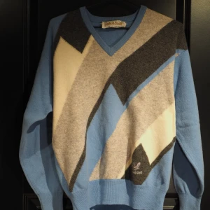 Lyle & Scott sweater - Ulltröja från Lyle and Scott, står storlek 46 men mer som en M i storlek. Tröjan har 2 små missfärgningar (se bild 3) men annars i fint skick! 100% lammull