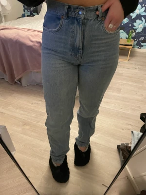 Högmidjade jeans  - Högmidjade jeans ifrån Gina, sto 36. Knappt använda. Bara att skriva ifall ni har några frågor☺️