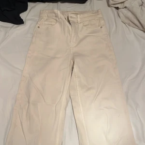 Beiga mid waist jeans - Säljer dessa beiga mid waist jeans från kahppahl. Aldrig använt eftersom de är för stora på mig.
