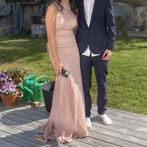 Balklänning - Säljer min rosa balklänning som jag använde detta året! Jätte fint skick förutom att en knapp vid nacken är borta( kom privat för bild) men inget som syns om man lägger håret för. Jag är 174 och den släpar i golvet. Har inlägg vid brösten💗💗