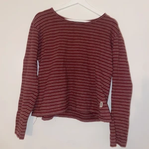 Röd/rosa randig tröja - Storlek S/M. Säljs då den tyvärr inte kommer till användning längre. Jättefint skick och fint märke. För fler bilder/info skriv i DM😇💓