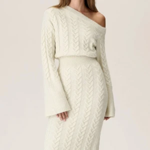 Adoore klänning  - Så fin adoore klänning, aldrig använd men tog bort lapparna. Köpte för 1795kr. Normal i storleken 😚😚