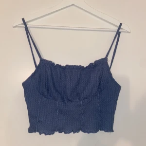 Blå topp - Storlek S/M. Säljs då den tyvärr inte kommer till användning längre. Fint skick. För fler bilder/info skriv i DM😇💓