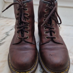 Dr martens - Säljer mina Dr martens i brunt skinn. Storlek 40. Bra använt skick.