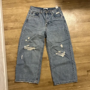 wide leg ripped jeans - Kommer inte till användning. 