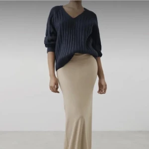 Marinblå stickad tröja  - Säljer denna marinblåa stickade tröjan från Gina Tricot i storlek S då den aldrig har kommit till användning!🫶🏼