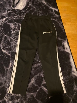 Palm Angels byxor - Kopior Säljer mina Palm angels byxor då jag tröttnat på dem. Dem har lite smuts på sig som ni kan se i bilderna men det ska gå att få bort därför jag säljer lite billigare också