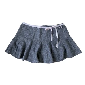 söt kjol - jättesöt kjol köpt här på plick som tyvärr inte passade på mig⭐️midjemått: 39,5cm längd: 33cm