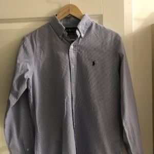 Ralph lauren skjorta - Ralph lauren skjorta i fint skick, Storlek, S  Passar också M, ljusblå, skjortan säljs då den inte används längre. 