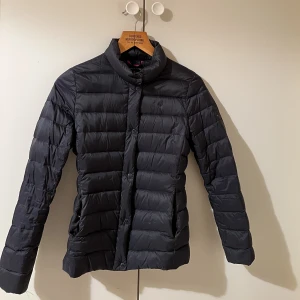 Tunnare dunjacka från Tommy Hilfiger  - Tunnare dunjacka från Tommy Hilfiger i storlek 164. Bra skick! 