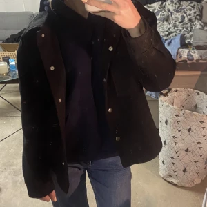 Fin kappa - Köpte den på ginatricot, jag har sytt om kanten på jackan då jag inte gillade hur den såg ut innan. Är nöjd med resultatet men använder den tyvärr inte så mycket ändå! Frakten ingår i priset vid snabb affär 💕💕