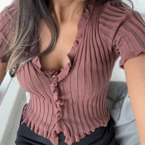 Söt top - Säljer denna gulliga topp med knappar! Passar XS/S🤎