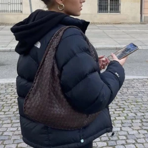 The North Face 1996 retro nuptse dunjacka - Säljer min snygga North face jacka som är i fint skick och endast använd en säsong ✨⚡️ Inga defekter! Nypris 3000 - säljes för 1500. Priset kan diskuteras vid snabb och smidig affär 💖❣️ DMa mig för fler bilder