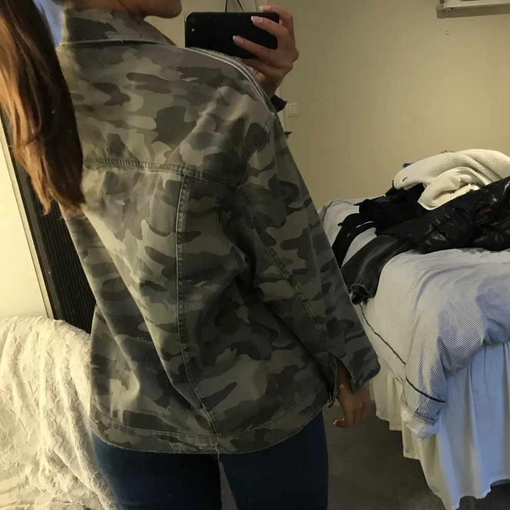 Jeansjacka med kamouflage mönster från Zara. Storlek M🩷. Jackor.
