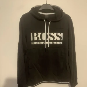 Hugo Boss hoodie - Storlek S men fungerar som M.  Super skönt material med snyggt tryck.