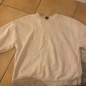 Rosa tjocktröja - Perfekt nu till vintern! OBS har ett märke på framsidan som jag inte lyckats få bort, säljer pga att jag inte använder mer 