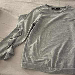 En grå vero Moda tröja jag aldrig användt. Den är storlek s men passar som xs mest❤️