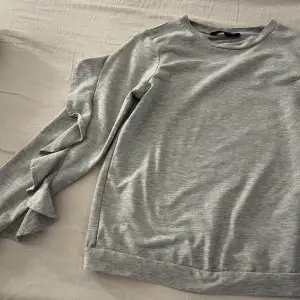En grå vero Moda tröja jag aldrig användt. Den är storlek s men passar som xs mest❤️
