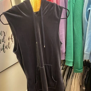 Klänning - Klänning från bikbok i bra skick. Sammetliknande material.