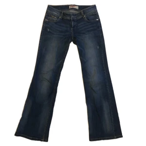 Lowwaisted bootcut jeans - Sitter perfekt, rekommenderar för dig som är 170+ i längd annars lär de vara för långa. Köpa vintage i malaga, skulle säga att de passar S-M. Skriv för mer bilder!