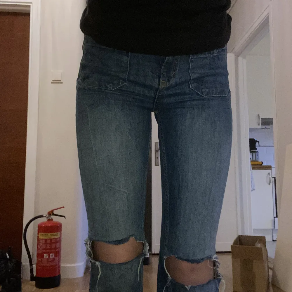 Blåa flare högmidjade byxor. De är i modellen perfect jeans från gina tricot. . Jeans & Byxor.