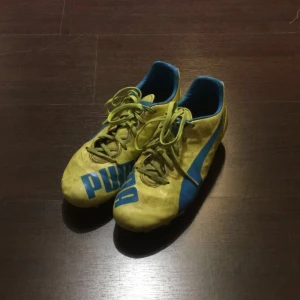 Fotbollsskor  - Säljer mina gamla fotbollsskor från puma⚽️ Tvättar dem såklart innan jag skickar dem. Bara att kontakta om ni har frågor eller vill ha fler bilder 