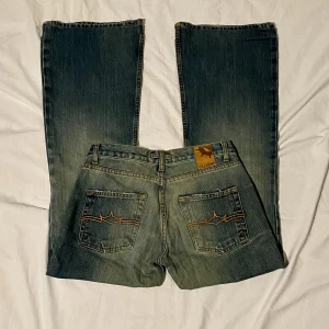 G-sus Jeans - Vintage jeans. Bra skick. Bootcut. Lowwaist. Skriv priv för bilder på. Mått: midja:36cm. Skrev till midja: 19cm. Lår: 27cm. Innerbenslängd: 74cm. Benöppning: 25cm