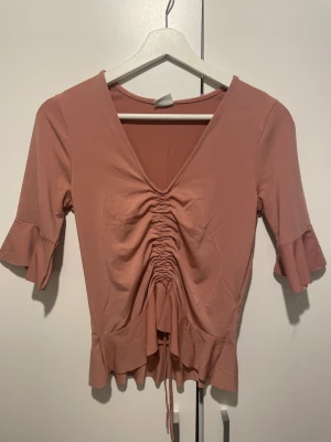 Rosa topp - Gammeldags rosa topp ifrån Gina Tricot, har trekvartsärmar, storlek S, i jätte bra skick, skriv för mer information 