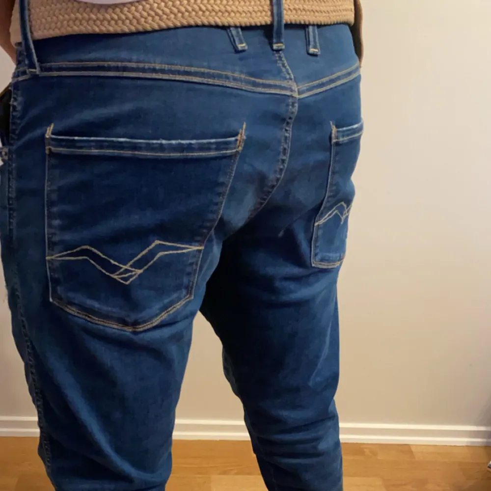 Nästan helt oanvända replay jeans säljs nu i storlek 33. Modell: Cirka 180 lång väger 66 kg. Hör av er vid frågor!. Jeans & Byxor.