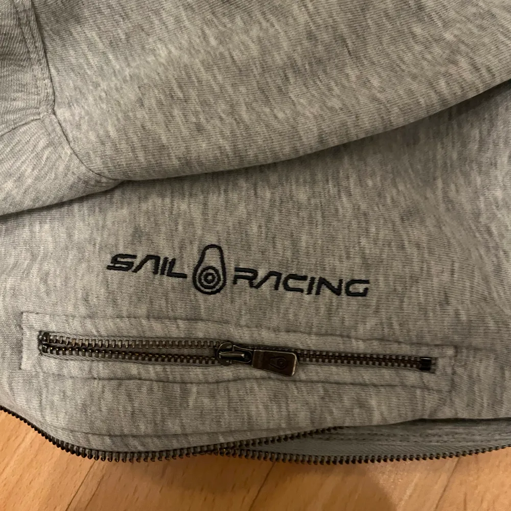 Säljer min sail racing zip då den är jätteliten för mig. Tröjan är såklart i bra skick och har använts ett par gånger. Pris kan dock diskuteras. Hoodies.