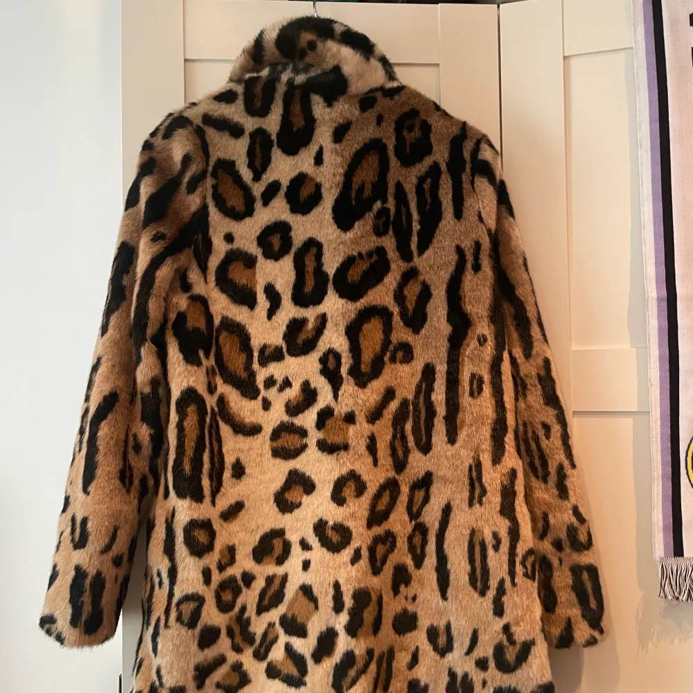 Säljer denna Leopard kappa frpn Bershka då den aldrig används och känner att de tyvärr inte är min stil nå mer, den är i ny skick och söker ett hem där den kommer komma till andvändning stl XS men passar även  S. Jackor.