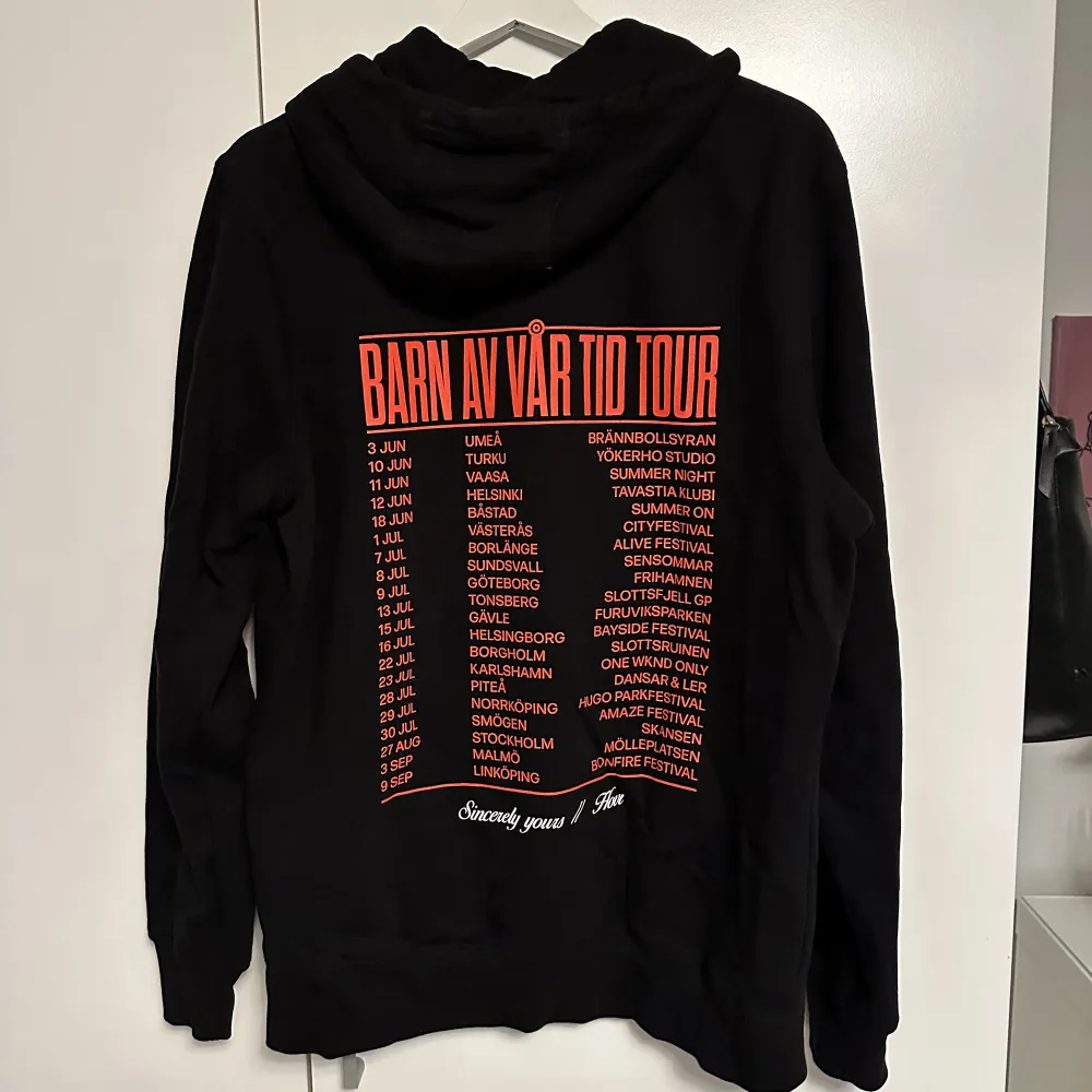 Hov1 tour hoddie från Barn av vår tid turnén. Kronan finns på bröstet. Knappt använd. Hoodies.