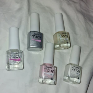 Nagelkit - Nagelkit, allt är helt oöppnat och nytt. Ingår base coat, top coat samt 3st färger. Behövs ingen uv lampa! Perfekt till julklapp, eller kanske en julkalender? 🥰 Nypriset på detta är ca 200kr