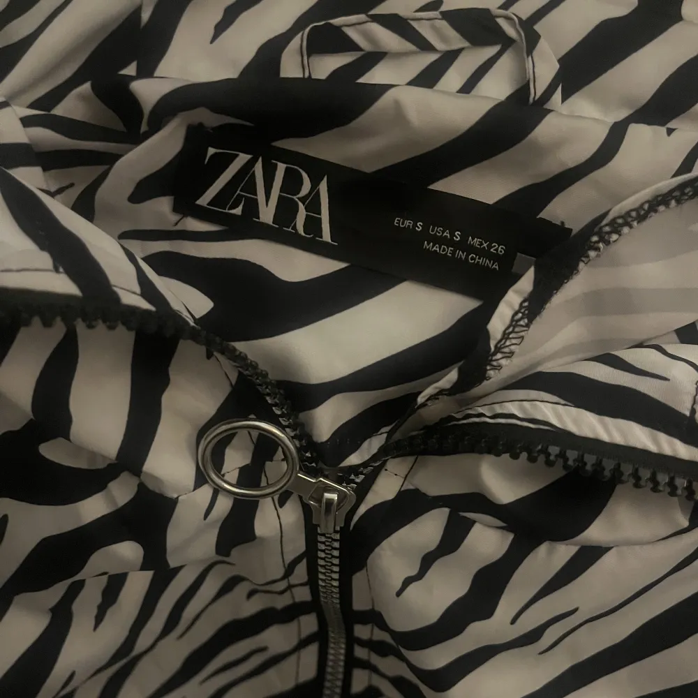 Regn/vindjacka från Zara i storlek s🖤. Jackor.