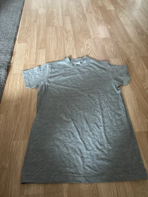 T-shirt - Vit-M  Grå-S