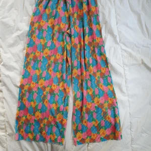 Zara flower power byxor, stl S, unika  - Superfina byxor från Zara!  Endast använda 1 gång pga felköp av storlek.