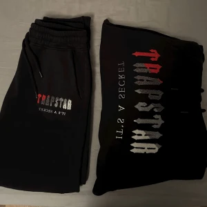 Trapstar Tracksuit - Trapstar Chenille Decoded Black/Red Tracksuit i bra skick, har bekräftelseordern kvar om man vill se den. 