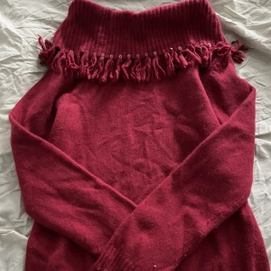 vinröd offshoulder tröja - superfin vinröd stickad tröja❤️ går att ha offshoulder om man har små axlar. från flash, storlek M men mer som en XS. fina detaljer som paljetter och knutar! inga defekter ❤️