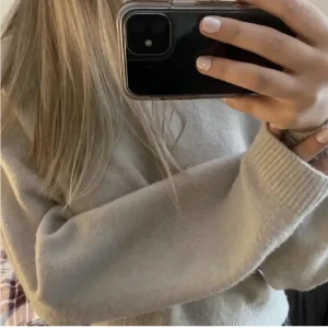 Beige stickad  - Jätte fin beige stickad tröja från & other Stories, köpt här på Plick säljer då den va lite för liten