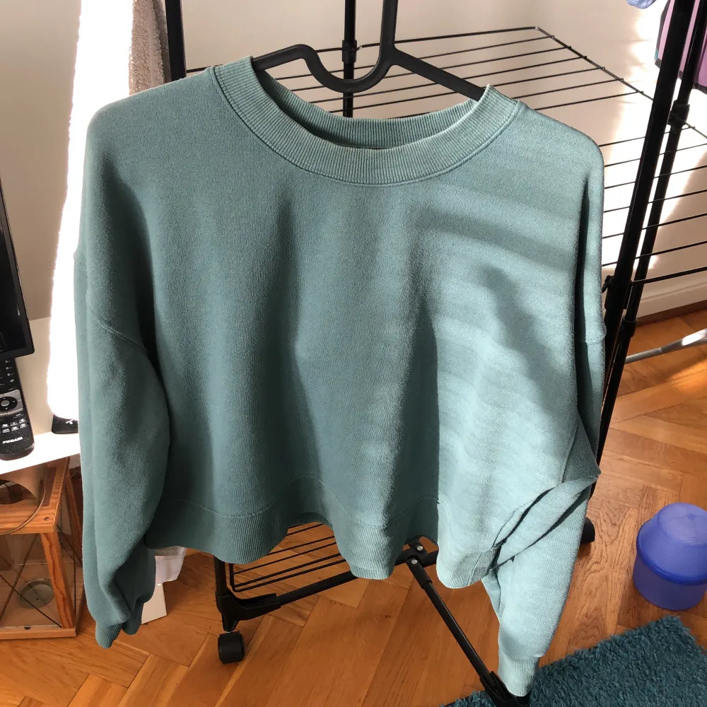Mintgrön/turkos långärmad sweater från pull&bear! Superskön, stor och skön i ärmarna och ganska kort 🩷relativt använd, lite nopror, därför lägre pris 🩵fungerar utmärkt ändå! ❤️. Tröjor & Koftor.