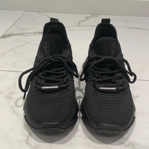 Steve Madden skor - Steve Madden skor strl 38.  Använda 3 gånger, säljs pga för stor storlek! I fint skick. Många rekommenderade att ta storlek större storlek då de var små i storleken men det var de inte. 